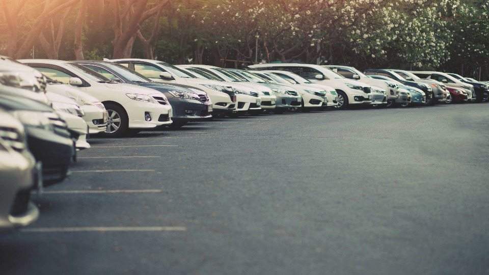 Fahrzeuge warten auf Abholung und Ankauf auf dem Autohof von Auto verkaufen Hörstel
